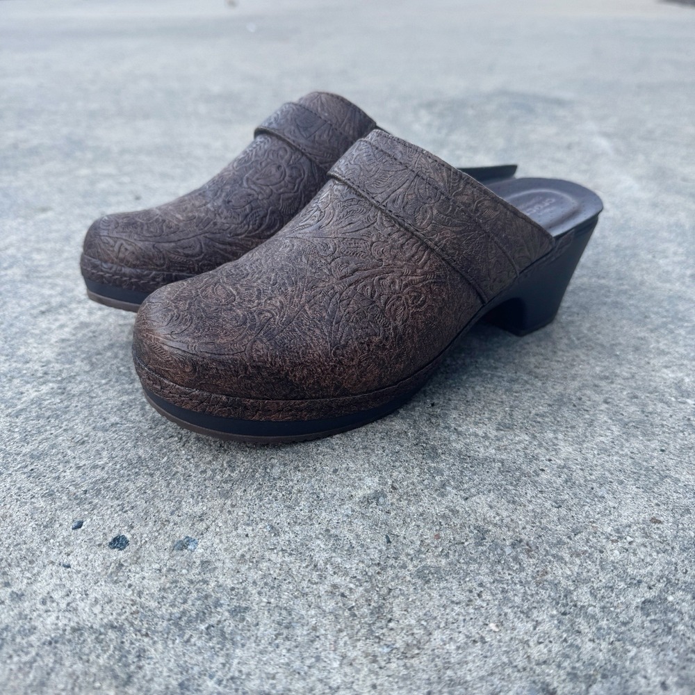 Crocs Shoes Womens Sarah Clogs Tooled Brown Size 7 Embossed Comfort Block 203911